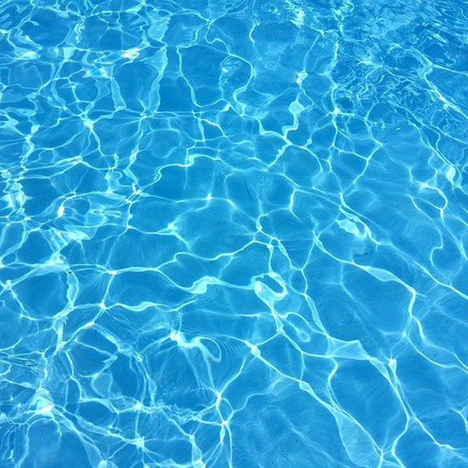 ¿Cómo mantener limpia el agua de la piscina?