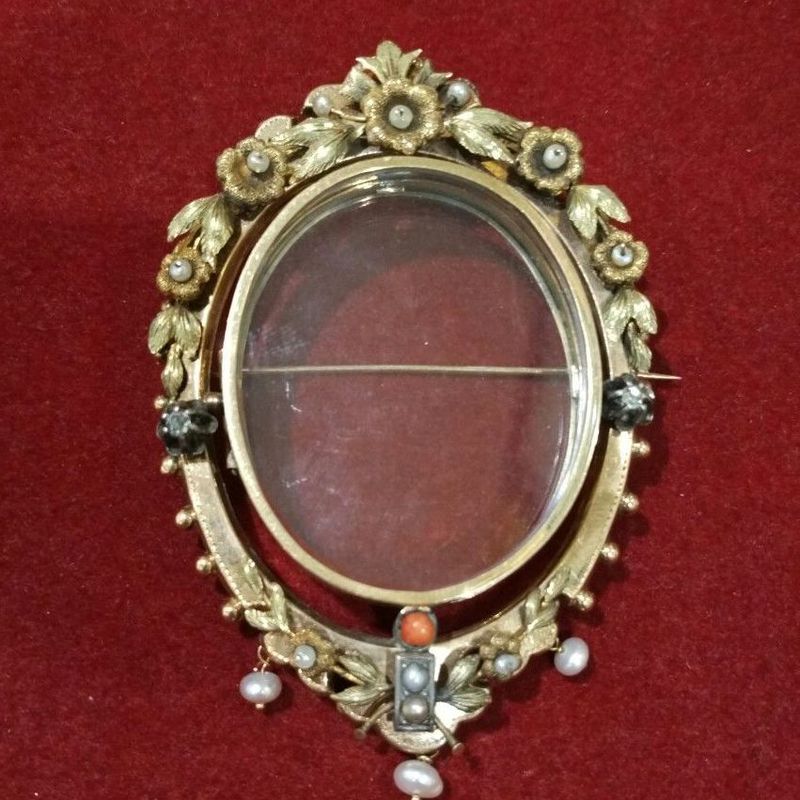 Broche portafoto en oro de 14k con perlas, diamantes y coral. Ref.A-9772: Catálogo de Antigua Joyeros