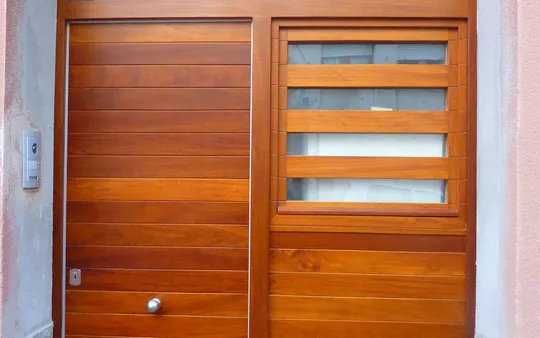 Puerta de entrada madera de Iroko.