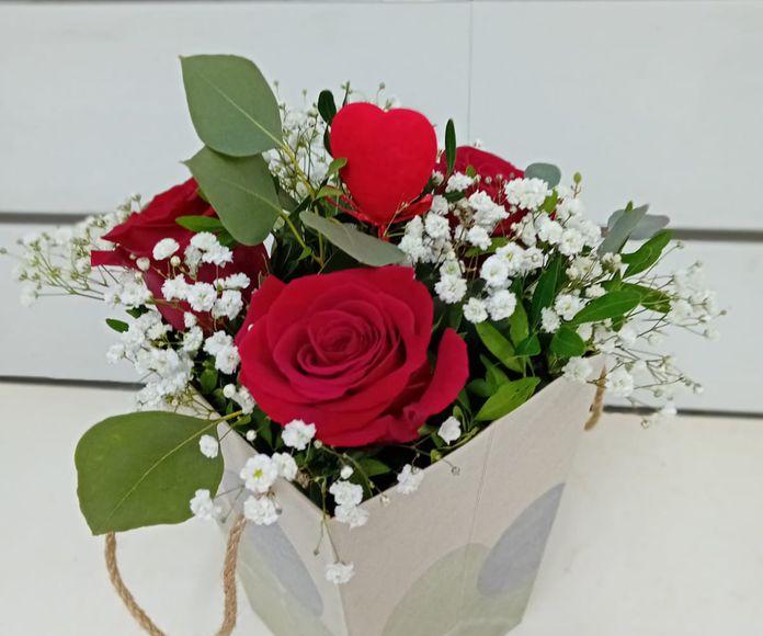 Arreglo en bolso: CATALOGO de Floristería Manuela