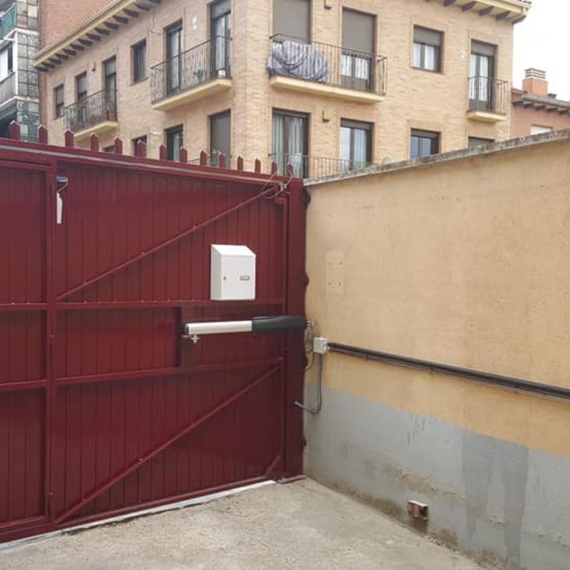 Instalación de puerta batiente con puerta de peatones incorporada: Productos y Servicios de Luvematic