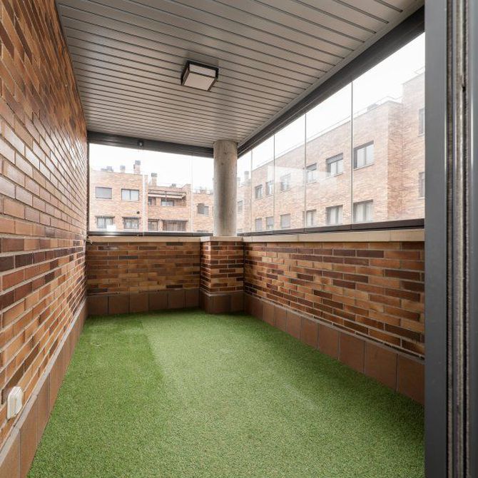 Transforma tu terraza con cerramientos elegantes que enamoran