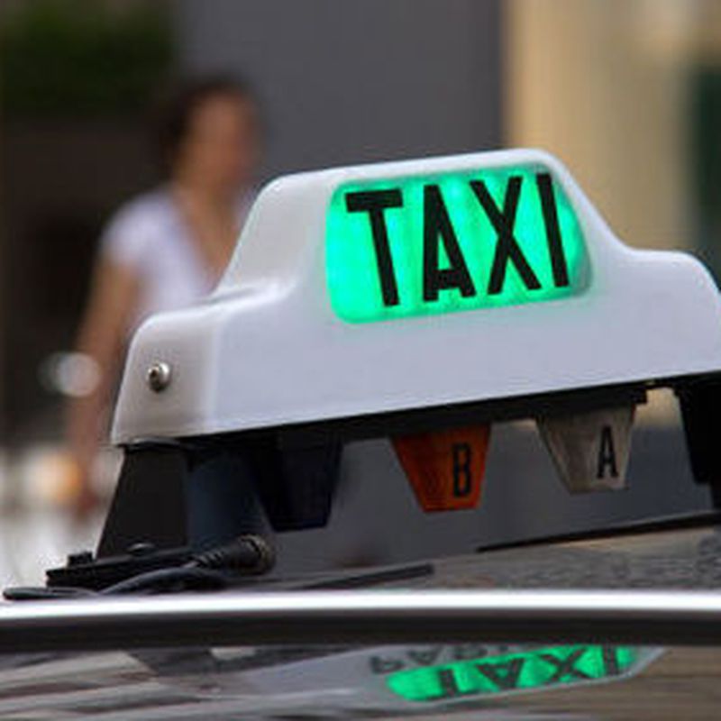 Servicio taxi 24 horas : Servicios de Taxi Lucena // Tel. 617 55 07 13