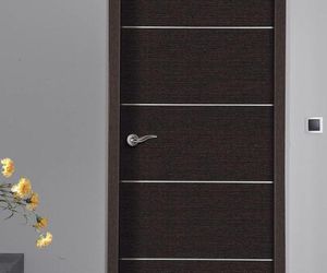 Puerta en Wengue con grecas de Haya blanca.