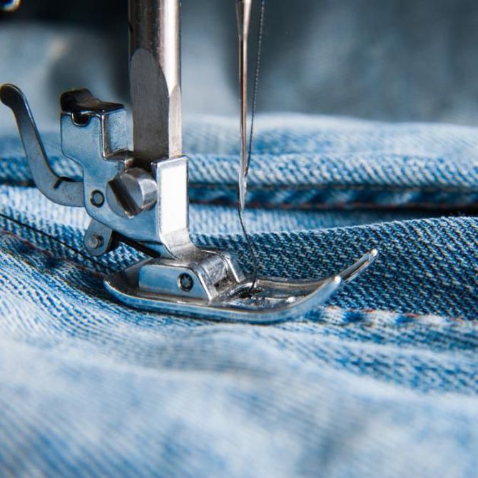 Cómo entubar un pantalón vaquero con la máquina de coser