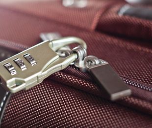 Cierra con seguridad tus maletas al viajar en avión