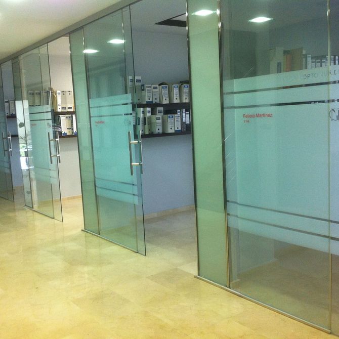 ¿Cuáles son las ventajas de los cerramientos de cristal para oficinas?