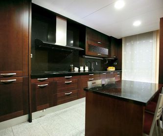 Puertas de cocina: Muebles de cocina y reformas de Luxe Cocinas