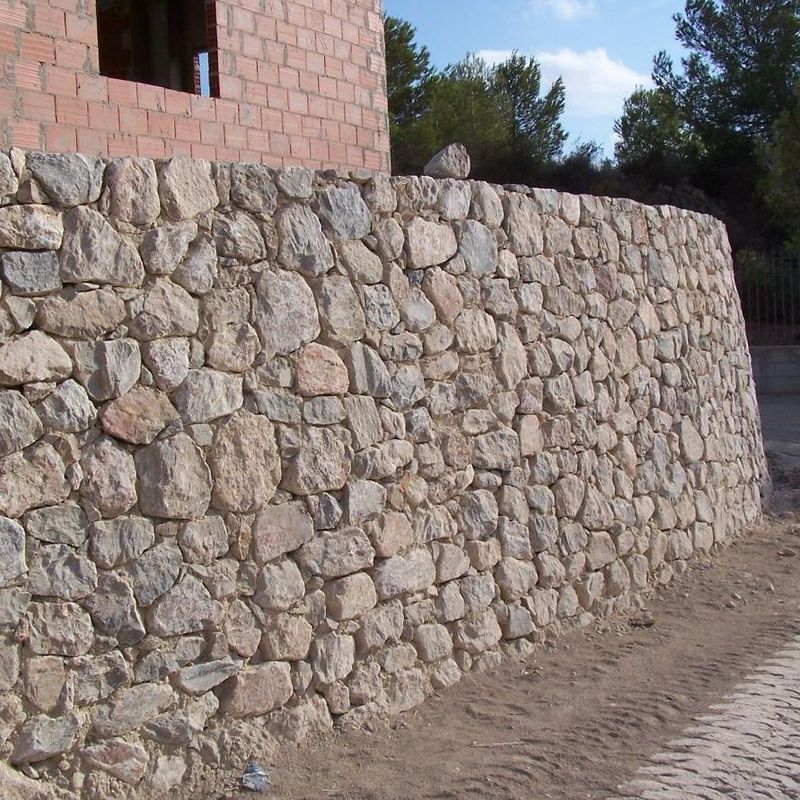 Muro de contenccion en piedra viva de Santomera