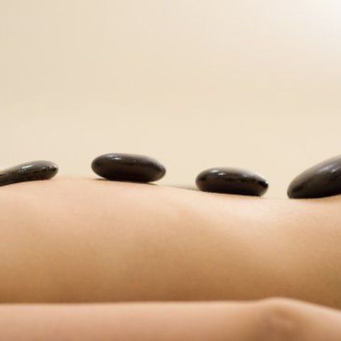 El masaje con piedras calientes