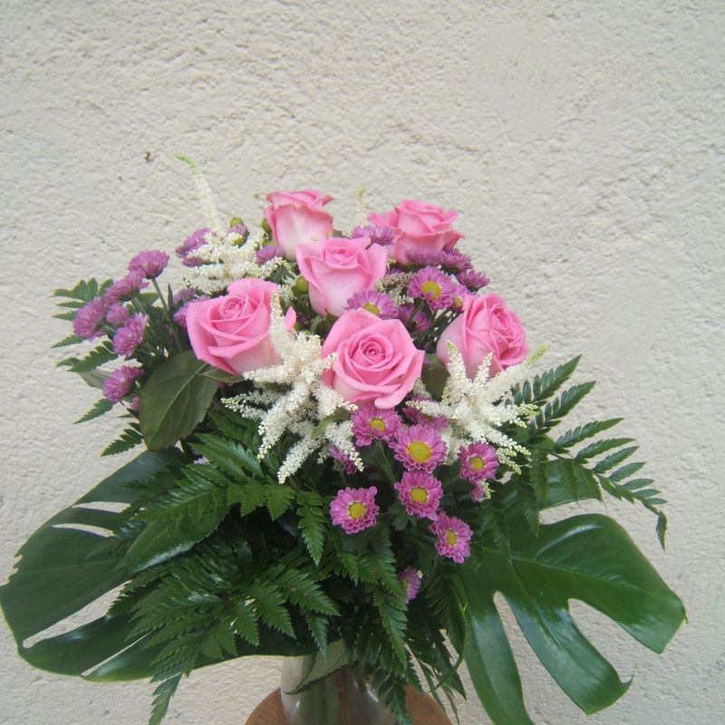 Ramo de rosas rosas con astilber y aster:  de Floristería Pétalos