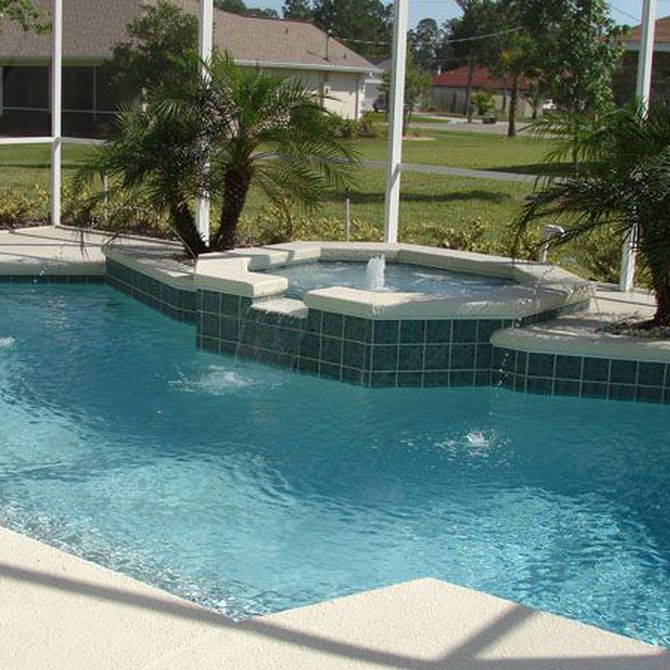 Disfruta de una piscina con spa en el jardín de tu casa