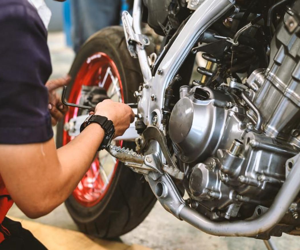 Cómo se realiza una limpieza de chasis de moto