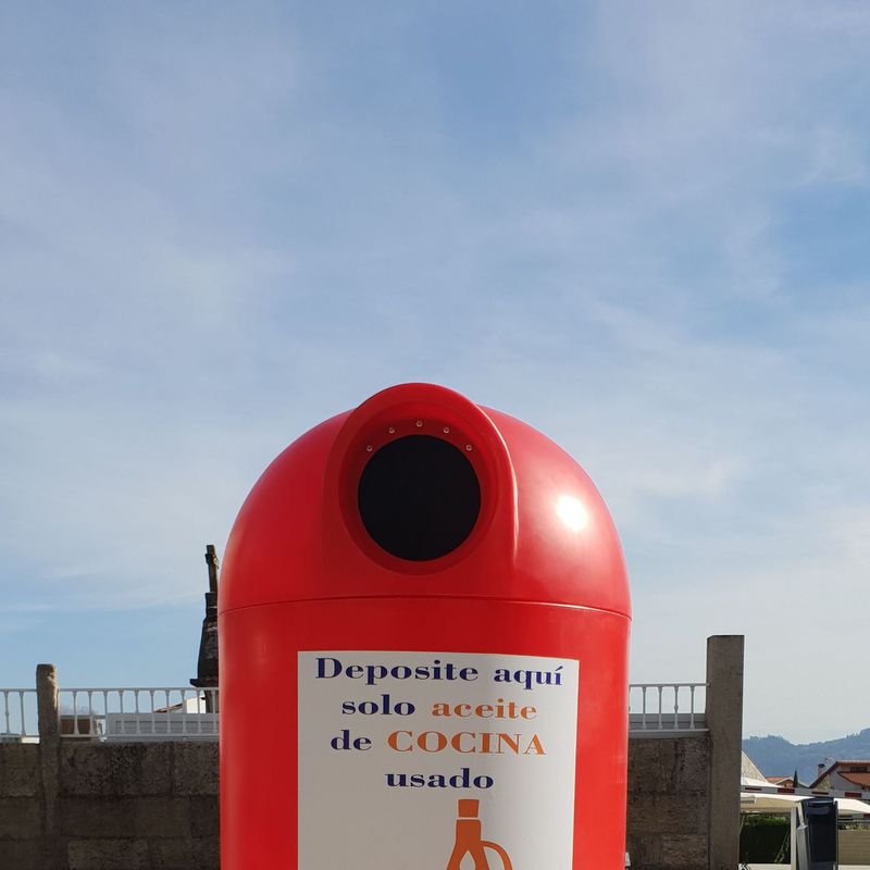 Bidón de reciclaje de aceite  en la calle en Madrid
