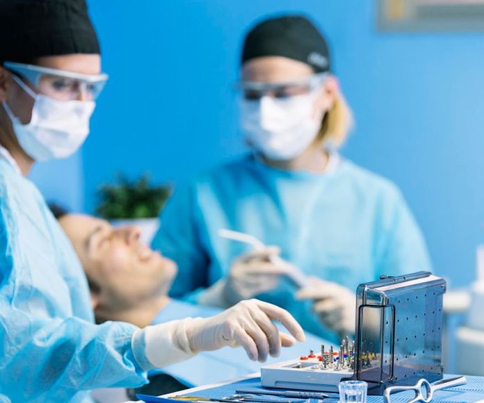 Cirugía dental: Servicios de Clínica Dental Doctora Cruz