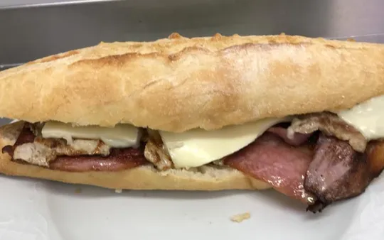 Carta de bocadillos y hamburguesas. Todo a precios inigualables.