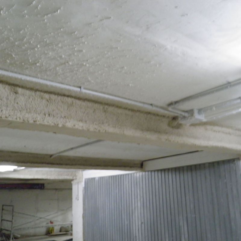 Protección de vigas de refuerzo estructural con mortero proyectado de vermiculita.