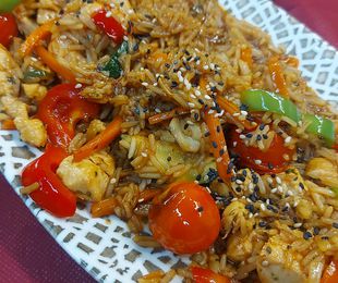 Wok de arroz con langostinos, pollo y verduras