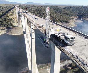 CAMION PLATAFORMA ZUT TRABAJOS EN NEGATIVO PUENTE AVE UTE CAÑAVERAL