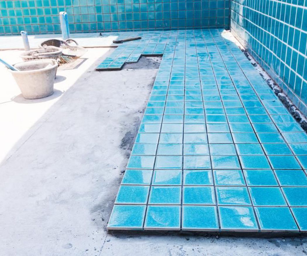 Cómo se realiza la reparación de azulejos y revestimientos en piscinas