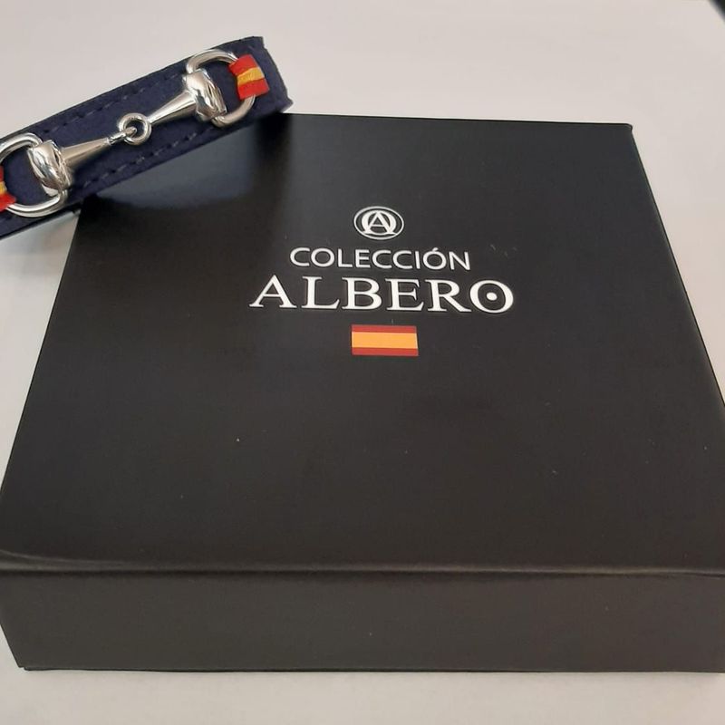 Cuero teñido y acero. España: Catálogo de Joyería Izquierdo