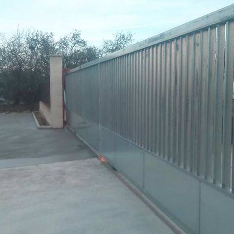 Fabricación de puertas metálicas para fábricas en Riudoms, Tarragona
