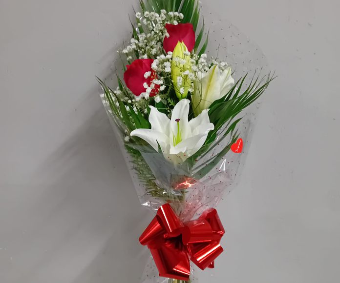Ramo con 2 rosas rojas 1 liliun blanco: CATALOGO de Floristería Manuela