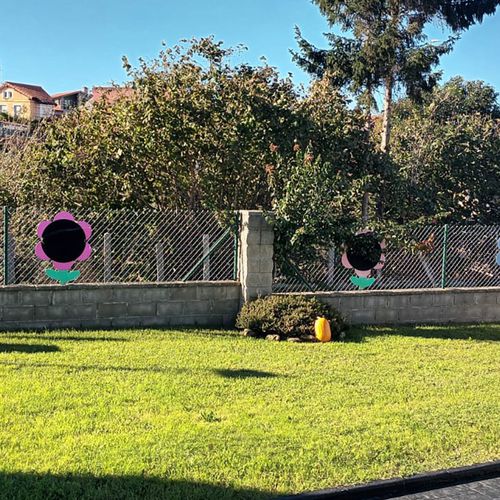 Por este maravilloso jardín son recibidos nuestros niños cada día