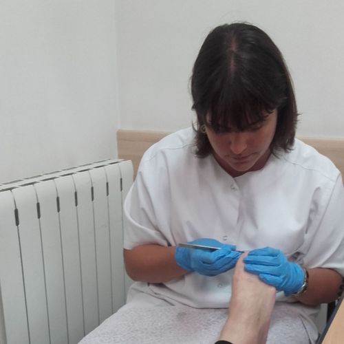 Enfermera cuidando los pies