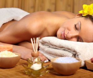 Recupera la suavidad de tu piel post-verano con peeling y masaje hidratante