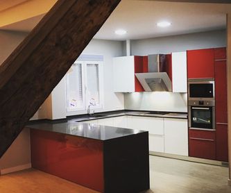 Cocina de madera barnizada rústica: Muebles de cocina y reformas de Luxe Cocinas