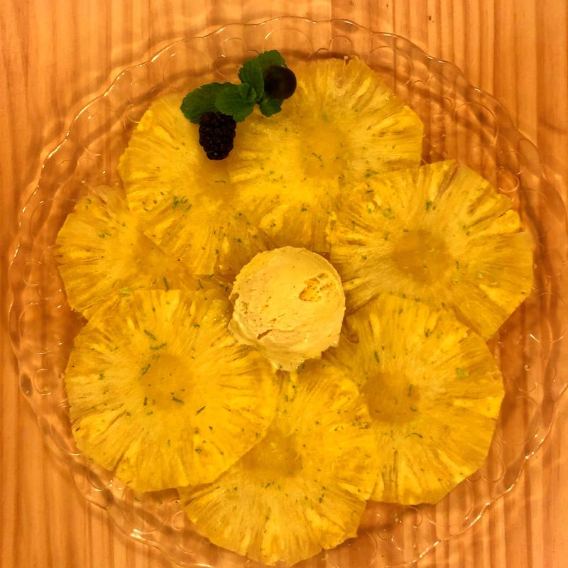 Carpaccio de piña con sorbete de limón: CARTA y Menús de Alquimia