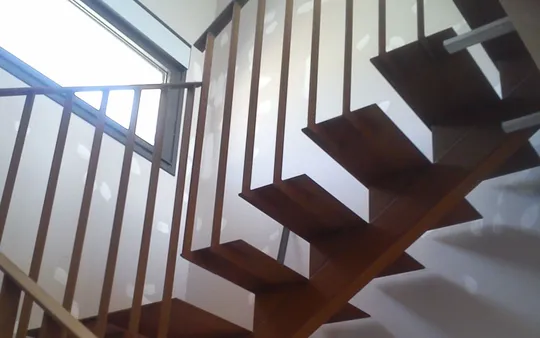 Escalera y barandilla metálica