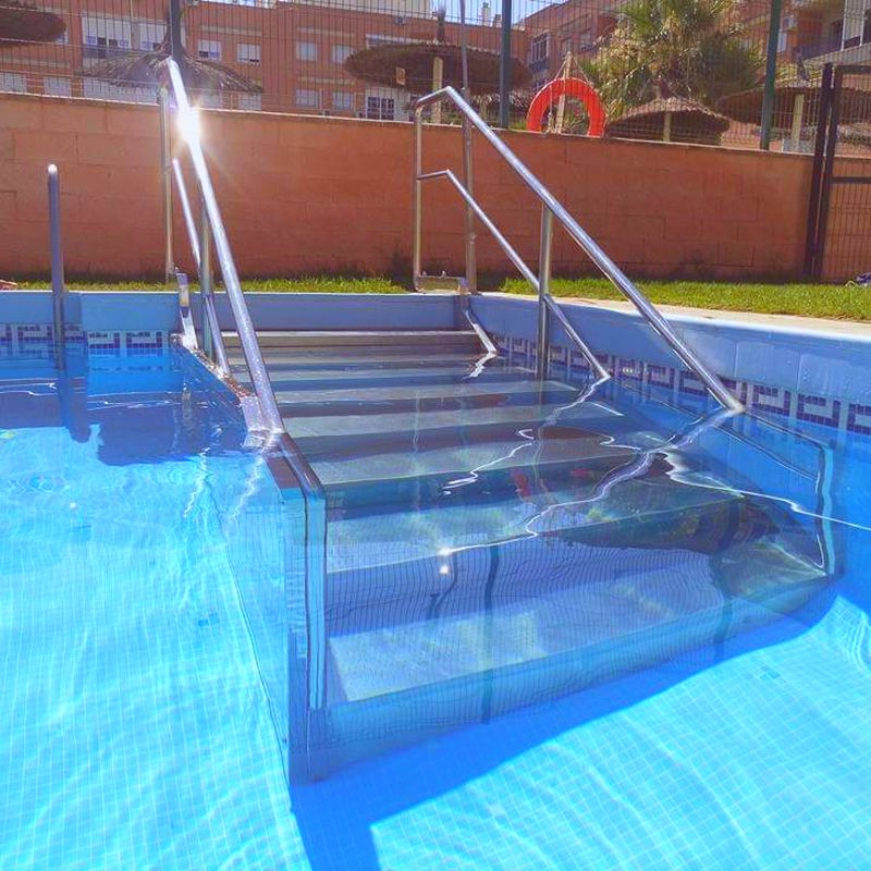 Escalera de piscina con barandilla de acero inoxidable.jpg