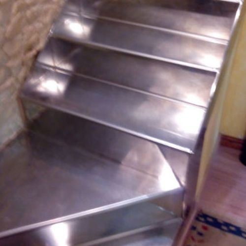 Instalación de escaleras de acero inoxidable