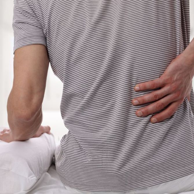 Qué posición adoptar en la cama si padeces dolor de espalda