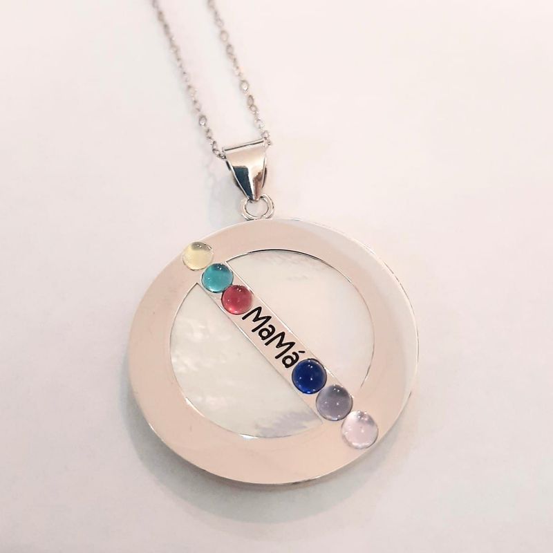 Colgante de nácar y plata de ley adornado con circonitas de colores: Catálogo de Joyería Izquierdo