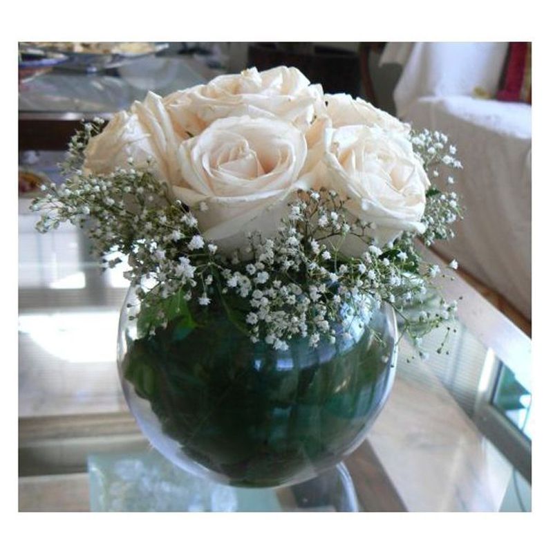 Arreglo de rosas blancas en bola de cristal