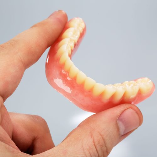 Prótesis e implantes dentales