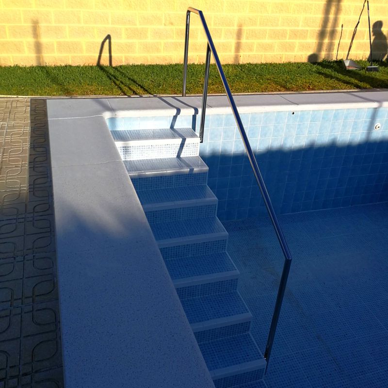 Barandilla de acero inoxidable  para piscina diseñada y fabricada a medida para vivienda particular.