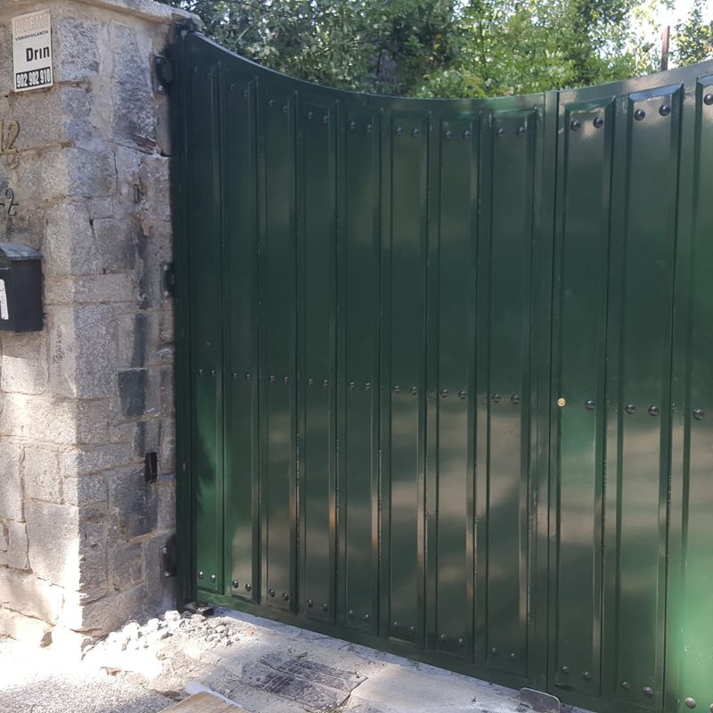 Instalación puerta batiente tipo castellana: Productos y Servicios de Luvematic