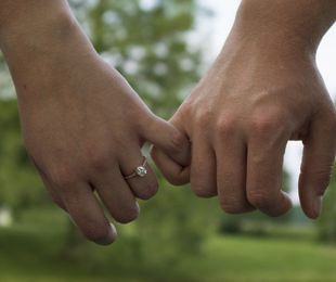 ¿Qué simboliza un anillo de compromiso?