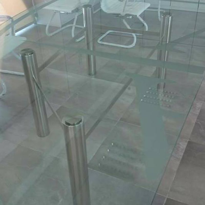 Mesa de vidrio personalizada, diseñada y fabricada a medida.