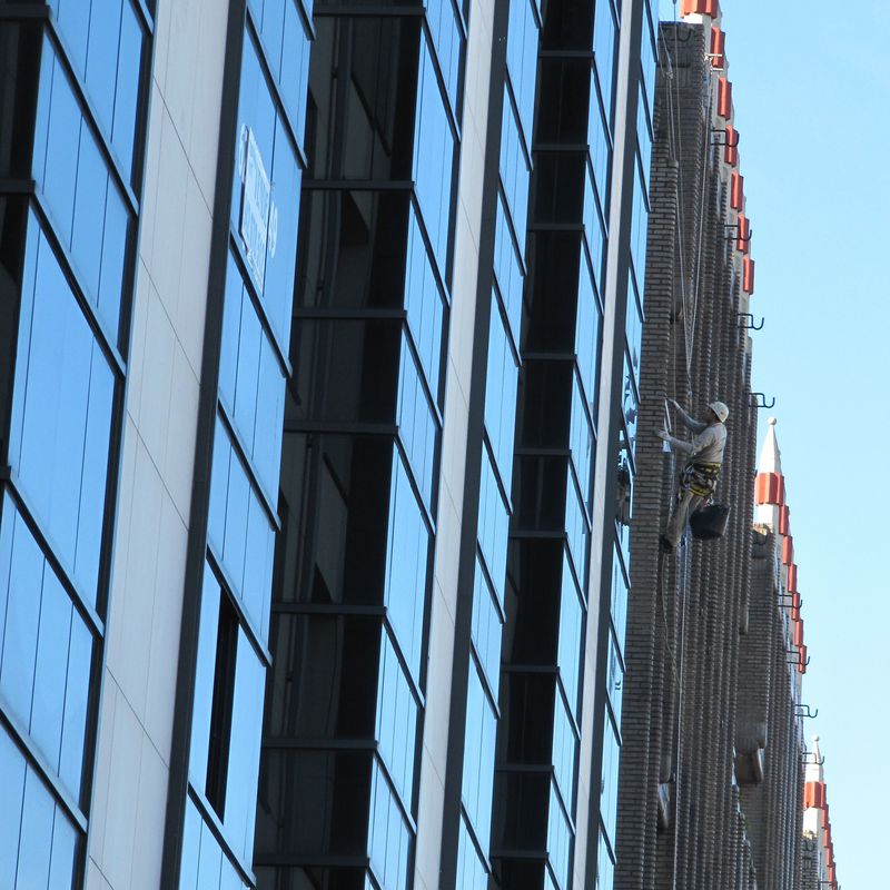 Impermeabilización de fachada con trabajos verticales en Santander.