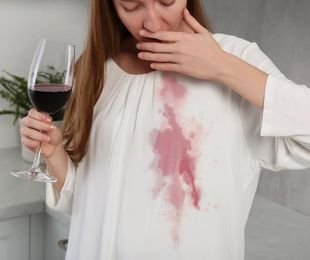 ¿Qué hacer con las manchas de vino tinto?