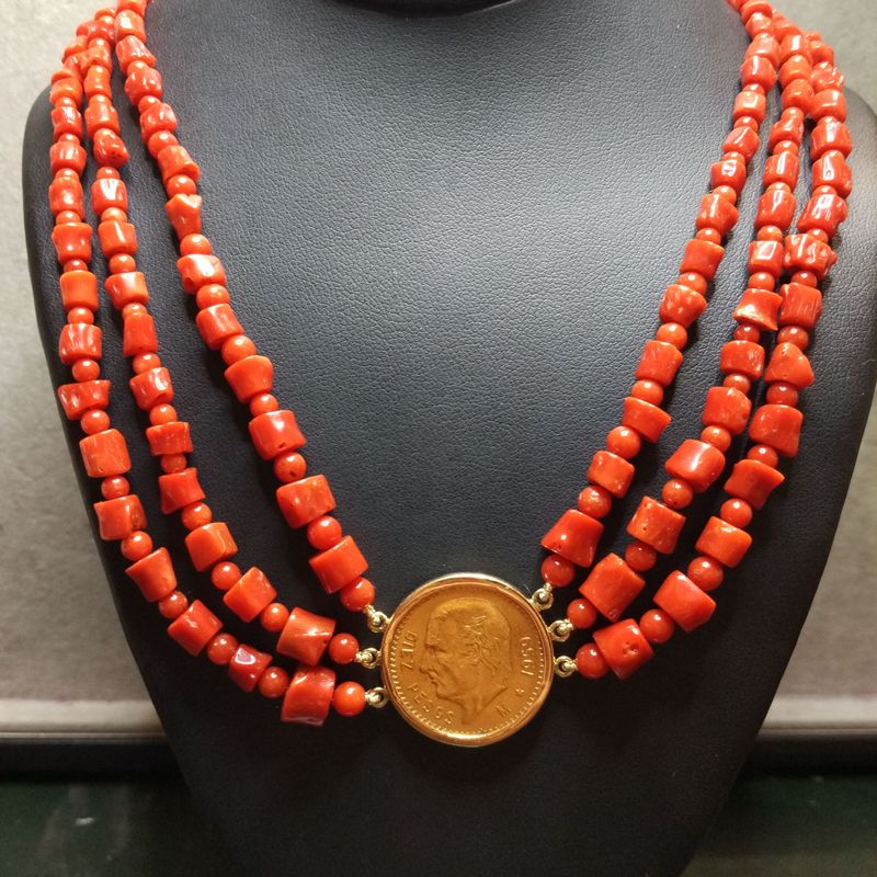Collar con tres hilos de coral y moneda de oro de 22k. Moderno.: Catálogo de Antigua Joyeros
