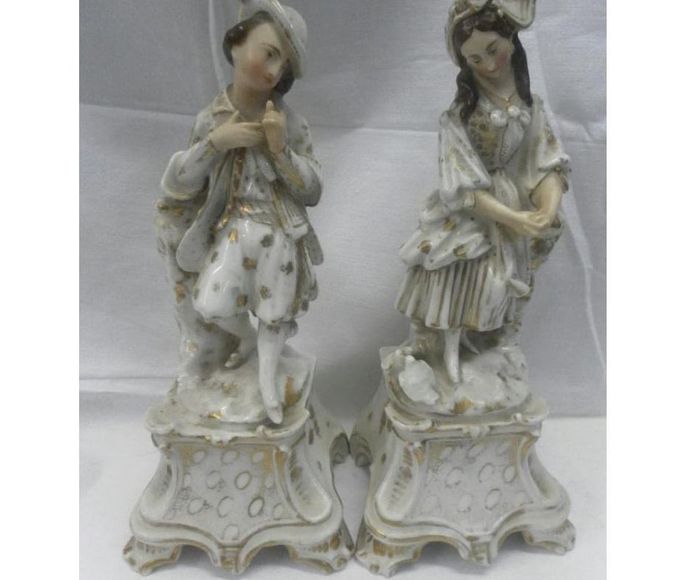 Pareja figuras porcelana españolas. Época Isabelina: Catálogo de Antiga Compra-Venta