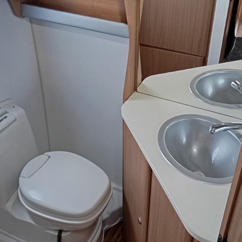 ADRIA AVIVA 495 LM - CARAVAN INN - BAÑO