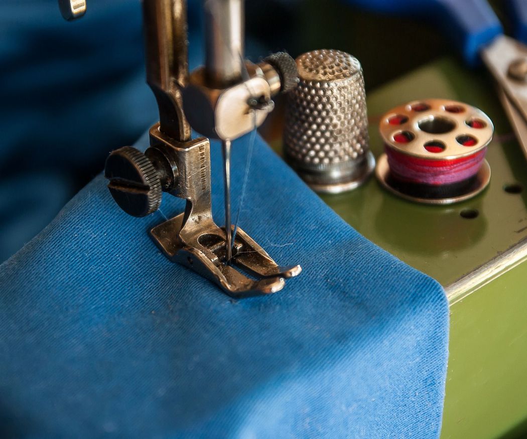 ¿Cuáles son las herramientas básicas de la costura y el tejido?