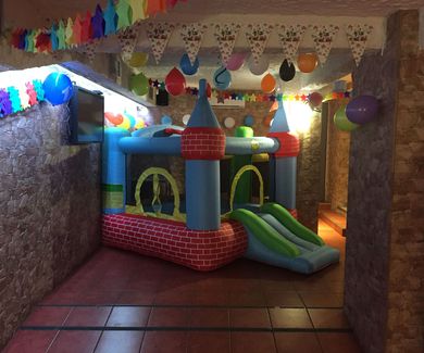 Celebración de cumpleaños y fiestas con castillo hinchable en Bar Restaurante D,Tapas&Copas